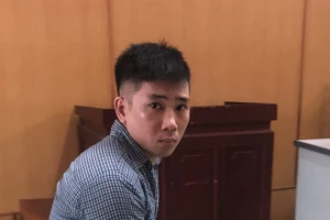 Tưới xăng, dọa đốt chủ quán cà phê vì ngăn cản tình cảm