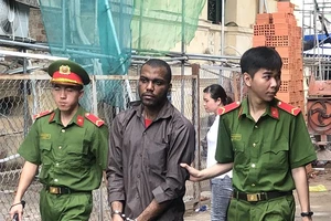 Đàn ông mắc bẫy... trai ngoại trên mạng mất 1 tỉ đồng 