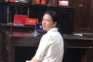 Nữ bị cáo làm giả nhiều giấy tờ để lừa hàng tỉ đồng