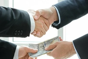 Bắt quả tang thiếu uý công an nhận tiền hối lộ