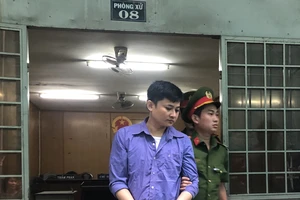 Giả danh nhân viên an ninh sân bay lừa đảo hơn 10 người