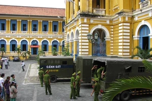 TAND TP.HCM nói về vụ đương sự định nhảy lầu tại toà