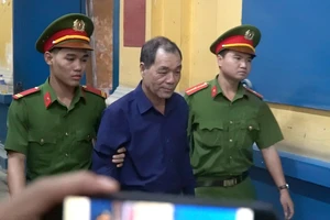 Ông Trầm Bê cùng siêu lừa và các thuộc cấp hầu toà