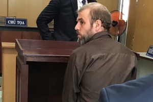 Ông Tây đi spa tiện tay lấy điện thoại của nữ tiếp tân