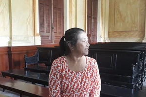 Người phụ nữ trộm giấy tờ đất của khách đến nhà chơi