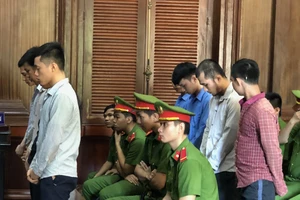 Người đàn ông đâm chết bé trai vì bênh cha, thoát án tử