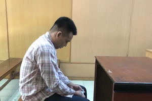 Thợ cắt tóc giật đồ, kéo lê người nước ngoài giữa trung tâm