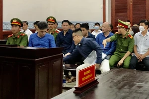 Xử cựu công chức hải quan tổ chức buôn lậu 213 container