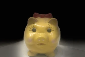 Nữ bị cáo đánh tráo heo đất tiết kiệm của chủ quán phở