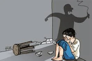 Sắp xử cha dượng đánh đập, châm điếu thuốc vào người bé gái