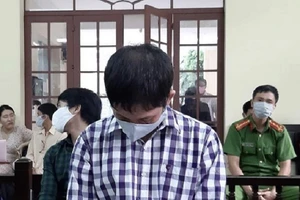 Cha dượng đánh đập, châm thuốc vào người bé gái: 8 năm tù