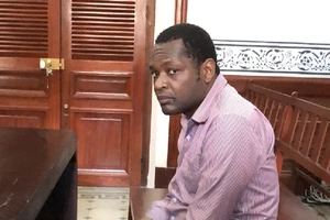 Bị cáo có 17 hộ chiếu giả bị bắt từ phi vụ lừa 5,7 tỉ