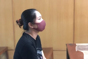 Vào thẩm mỹ viện ngoại quốc thó 3 chiếc điện thoại