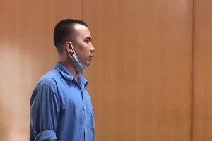 Xe ôm vờ rớt dép để cướp giật điện thoại của khách 