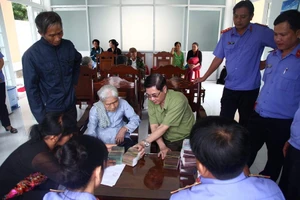 Trao tiền bồi thường oan cho 6 người trong 1 gia đình