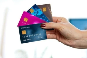 Xài thẻ tín dụng 500 triệu bị kiện đòi 3,6 tỉ đồng