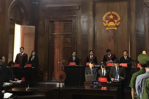 Tòa chấn chỉnh việc vắng mặt của luật sư tại phiên xử đại án