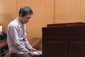 Ông 70 tuổi tay chống gậy, tay cầm dao gây án mạng