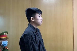 Gây án giết người, bị cáo ra tòa lau nước mắt cho vợ 