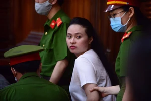 Toà triệu tập ai đến phiên xử hotgirl Ngọc Miu?