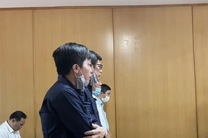 Cựu công chức hải quan buôn lậu, kéo đồng nghiệp vào lao lý