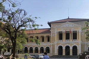 Nữ bị cáo trộm xe máy xin tòa cho về với con thơ trước tết