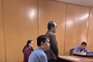 3 giám đốc câu kết qua mặt hải quan buôn lậu hàng Trung Quốc