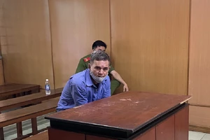 Tấn công người khác vì nghĩ bị nhìn trộm