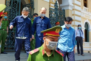 Các bị cáo được dẫn giải về sau phiên toà. Ảnh: H.Y