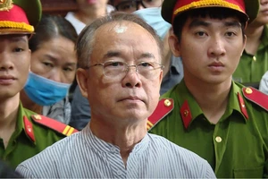 Ông Nguyễn Thành Tài cùng nữ đại gia chuẩn bị hầu tòa