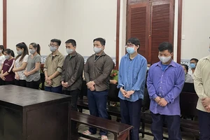 Nhóm bẫy khách mua dâm bằng lỗ thủng ở đầu giường lãnh án