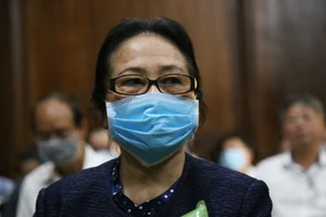 Nữ đại gia Dương Thị Bạch Diệp bật khóc trước tòa