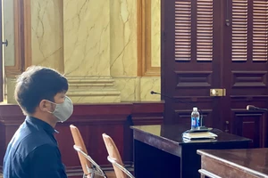 Thanh niên Mông Cổ nhặt thẻ tín dụng mua 4 đôi giày cá sấu 