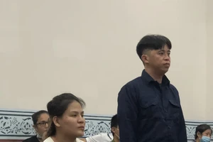 7 năm tù cho người mẹ trẻ sinh con ở tuổi 15