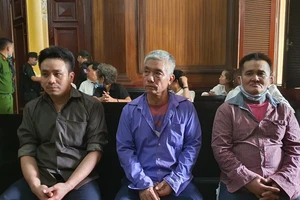 Dùng súng giải quyết việc gọi tiếp viên tiếp khách