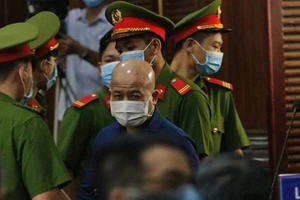 Đinh Ngọc Hệ bị bệnh chưa thể xuất viện, tòa phải hoãn xử