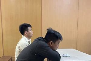 Nổ súng chống trả 2 người nửa đêm đập cửa, xông vào nhà