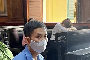 Sát hại ba nuôi vì thấy vào khách sạn với vợ mình 