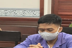 Sát hại ba nuôi của vợ vì thấy chuyện 'vào khách sạn'