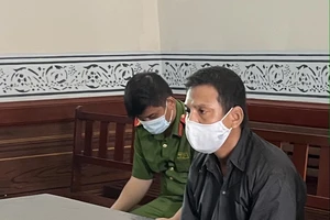 Tưới 5 lít xăng dọa giết em gái 