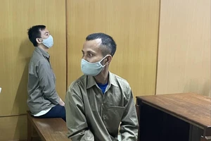 Tưới xăng đốt vợ 'hờ' rồi chợt tỉnh lấy mền chữa lửa