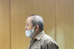 Người đàn ông 60 tuổi ra tòa bật khóc xin lại 2,9 triệu
