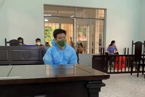 Xâm hại con riêng của vợ hờ, bị quay clip 