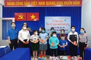 Tòa án quận 7 tặng quà Tết cho trẻ em mồ côi vì COVID-19