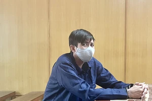 Lên mạng đặt làm giấy tờ giả để lừa tiền tỉ