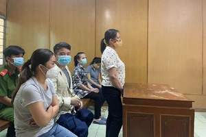 Nữ giám đốc sản xuất găng tay giả mùa dịch khai không biết chữ