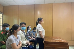 Nữ giám đốc sản xuất găng tay y tế giả mùa dịch lãnh13 năm tù