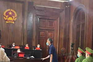 Cựu lãnh đạo doanh nghiệp nhà nước tham ô hầu tòa liên tục