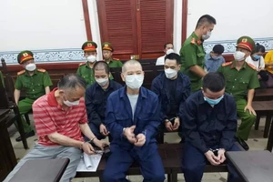 Bị đề nghị 3 án tử, bị cáo quỳ xuống xin xem xét lại