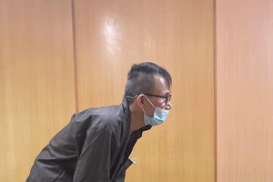 Bỏ trốn đến Đồng Nai rồi đấu súng với công an, 'lụm khụm' quay lại TP.HCM hầu toà